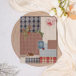 Könnte beinhalten: Ein Patchwork-Design mit Stern-, Vichy- und Zopfmustern. Es enthält eine herzförmige Stickerei, ein Blumenarrangement und eine grüne Schleife. Die Farbpalette umfasst Rot-, Blau-, Creme- und Brauntöne und erzeugt eine rustikale, ländliche Ästhetik.