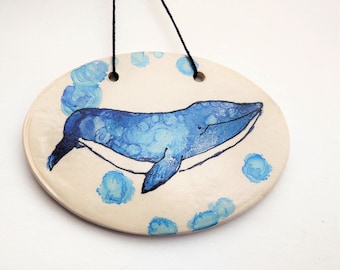 Ornement de baleine bleue – Décoration murale ovale – Décoration intérieure – Encre d’alcool – Poterie peinte – Art de l’océan – Conception d’aquarelle