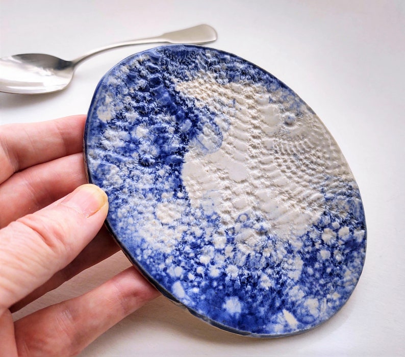 Plaque de dentelle bleue Poterie blanche plat de dessert en céramique repose-cuillère assiette décorative poterie en grès design napperon image 4