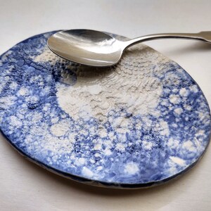 Plaque de dentelle bleue Poterie blanche plat de dessert en céramique repose-cuillère assiette décorative poterie en grès design napperon image 2