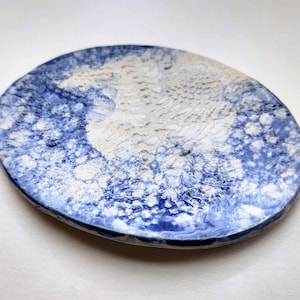Plaque de dentelle bleue Poterie blanche plat de dessert en céramique repose-cuillère assiette décorative poterie en grès design napperon image 1