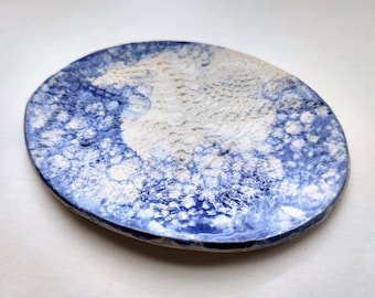 Placa de encaje azul – cerámica blanca - plato de postre de cerámica – cuchara de descanso – plato decorativo – cerámica de gres - diseño doily
