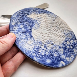 Plaque de dentelle bleue Poterie blanche plat de dessert en céramique repose-cuillère assiette décorative poterie en grès design napperon image 5