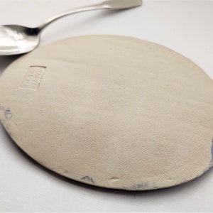 Plaque de dentelle bleue Poterie blanche plat de dessert en céramique repose-cuillère assiette décorative poterie en grès design napperon image 6
