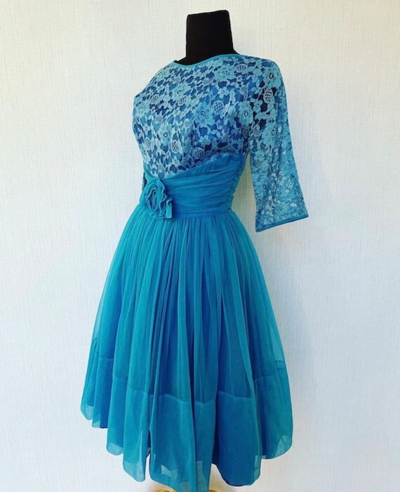 Vintage 1950/60s Gorgeous Bright Blue Lace Layere… - image 3