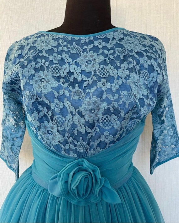 Vintage 1950/60s Gorgeous Bright Blue Lace Layere… - image 6