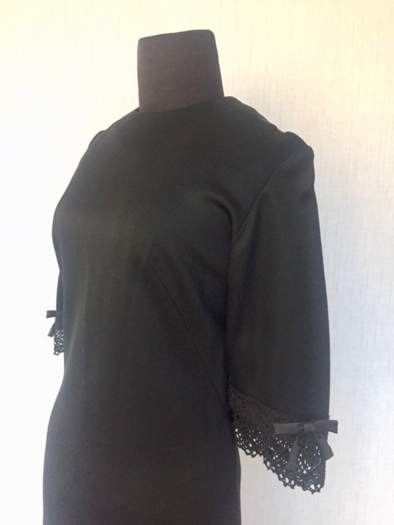 Vintage 1960s Mod Black Shift Dress with Crochet Trim Sleeves S M
