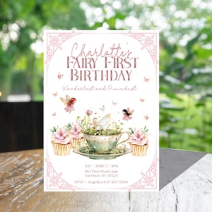 Puede incluir: Una tarjeta de invitación rosa y blanca para un primer cumpleaños con temática de hadas. La tarjeta presenta el texto "Charlotte's Fairy First Birthday" con ilustraciones de hadas, cupcakes y una taza de té. También se incluye la fecha, la hora y el lugar.