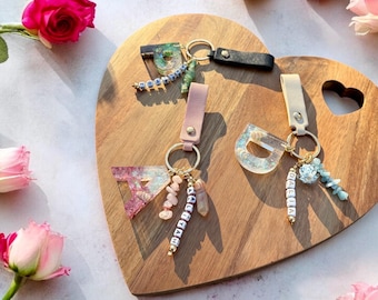 Portachiavi personalizzato in resina con lettere: ciondolo a forma di conchiglia glitterata, perline con nome personalizzato