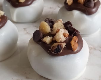 Trufas de pastel del Derby de Kentucky, postre de chocolate, nueces y bourbon, caja de regalo de doce unidades