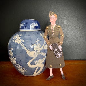 Boneca de papel Lee Miller, presente para fotógrafo, Segunda Guerra Mundial, decoração Lee, fantoche de papel articulado, cartão feminista, revolução da boneca de papel