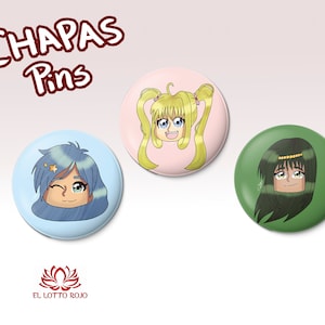 Puede incluir: Tres pines redondos con ilustraciones de personajes de estilo anime. Uno es azul claro con un personaje guiñando un ojo, otro es rosa con un personaje rubio y el tercero es verde con un personaje de pelo oscuro. El texto "CHAPAS Pins" está en la parte superior.