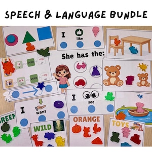 Può includere: Una raccolta di flashcard educative e materiali manipolativi per lo sviluppo del linguaggio. Le carte presentano illustrazioni colorate, forme e parole come "Mi piace" e "Lei ha". Include figurine di animali giocattolo e una barca.