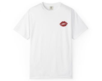 MomLife Kiss Graphic Tee - "Ich laufe auf Küsse und Chaos"
