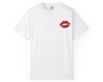 Camiseta Momlife con estampado "I Run on Kisses and Chaos"