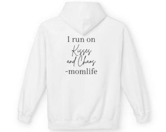 Momlife Hoodie: "Ich laufe auf Küsse und Chaos" Grafik Sweatshirt