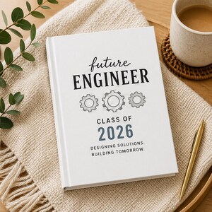 Puede incluir: Un cuaderno blanco con el texto "future ENGINEER" y "CLASS OF 2026" en negro y azul. El cuaderno presenta ilustraciones de engranajes y la frase "DESIGNING SOLUTIONS. BUILDING TOMORROW."