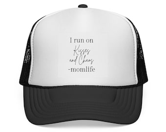Gorra de camionero "Mom Life" - Gorra de malla "I Run on Kisses and Chaos" para mamás ocupadas.
