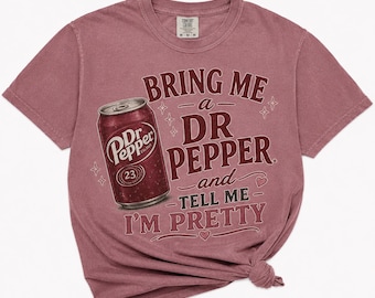 Bring mir einen Dr Pepper und sag mir, ich bin hübsch T-Shirt | Soda Can Tee