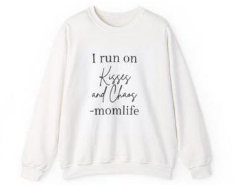 Sudadera Momlife Pullover: Sudadera de cuello redondo "Me muevo a base de besos y caos"