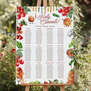 Puede incluir: Un plano de asientos de boda blanco sobre un caballete de madera, decorado con ilustraciones de pasta, tomates y las palabras "Holy Cannoli!". El gráfico se divide en secciones numeradas y con nombres.
