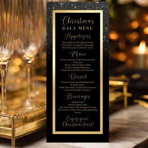 Könnte beinhalten: Eine schwarze und goldene Weihnachtsgala-Menükarte mit glitzerndem Hintergrund. Die Speisekarte listet Vorspeisen, Hauptgerichte, Desserts und Getränke auf. Der Text ist in eleganter Schrift gehalten und die Karte ist goldfarben umrahmt.