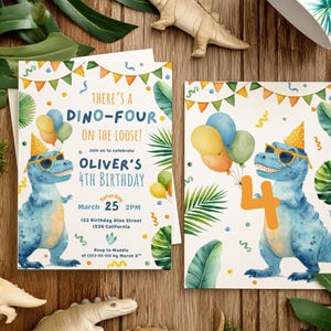 Op de afbeelding: Twee uitnodigingskaarten met een dinosaurus thema. De kaarten tonen een blauwe dinosaurus met een zonnebril en een feesthoed, die ballonnen vasthoudt. Tekst op de kaarten luidt "THERE'S A DINO-FOUR ON THE LOOSE!" en "OLIVER'S 4TH BIRTHDAY".