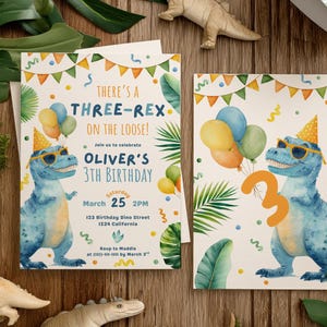 Op de afbeelding: Twee dinosaurus-thema verjaardagsfeest uitnodigingen. De uitnodigingen tonen een blauwe dinosaurus met een zonnebril en een feesthoed, met ballonnen. De tekst luidt "There's a Three-Rex on the Loose!" en "Oliver's 3rd Birthday".