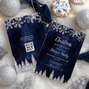 Può includere: Due inviti per una cena di Natale blu navy con disegni di fiocchi di neve e alberi glitterati argentati. Gli inviti includono il testo "Christmas Dinner Party" e "Peterson Family". Un invito ha un codice QR.