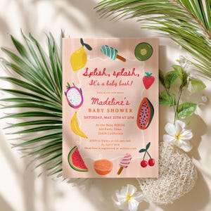 Op de afbeelding: Een uitnodiging voor een babyshower met een perzikkleurige achtergrond en kleurrijke fruitillustraties. De tekst luidt "Splish, splash, It's a baby bash!" en kondigt Madeline's babyshower aan op 25 mei om 15.00 uur.