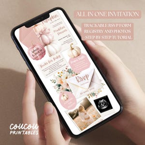 Pu&ograve; includere: Un invito digitale per baby shower visualizzato sullo schermo di uno smartphone, con zucche ad acquerello, accenti floreali e testo che include "Pumpkin is on the way", "Books for Baby", "Diaper Raffle", "RSVP" e "Click here for registry".