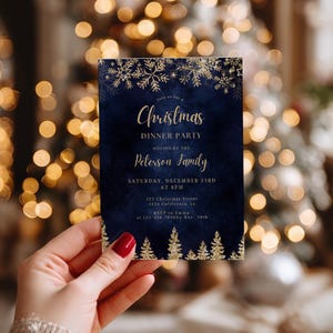 Peut inclure: Une invitation à un dîner de Noël bleu marine avec des accents dorés de flocons de neige et d'arbres. L'invitation comprend le texte "Christmas Dinner Party" et les détails pour la famille Peterson, le 23 décembre à 20h.