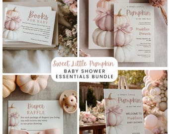 Può includere: Un pacchetto di elementi essenziali per il baby shower con inviti, biglietti della lotteria e un cartello di benvenuto. Il design include illustrazioni di zucche con fiocchi rosa. Il testo recita "Sweet Little Pumpkin" e "Baby Shower Essentials Bundle."