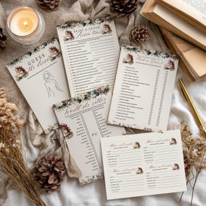 Könnte beinhalten: Eine Sammlung von Hochzeits-Papeterie, darunter Spielkarten und Ratschläge. Die Karten zeigen Blumen- und Kuchendarstellungen mit Texten wie "Guess the Dress", "Bride & Groom Trivia Time" und "Would She Rather".