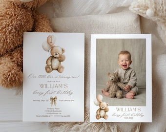 Op de afbeelding: Twee uitnodigingen voor een eerste verjaardagsfeestje. Eén heeft een aquarel illustratie van een teddybeer met ballonnen, met de tekst "Our little bear is turning one!". De andere is een foto van een baby met een teddybeer. De tekst luidt "William's beary first birthday".
