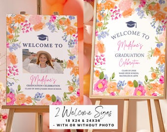 Könnte beinhalten: Zwei Willkommens-Schilder mit einem floralen Design in Rosa-, Orange- und Blautönen. Die Schilder zeigen den Text "Willkommen zur Abschlussfeier von Madeline" und beinhalten den Namen des Absolventen, das Abschlussjahr und den Abschluss. Ein Schild enthält einen Platzhalter für ein Foto.