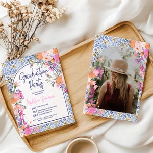 Puede incluir: Una invitación a una fiesta de graduación con un borde floral y una foto del graduado. La invitación incluye el nombre del graduado, la fecha y la hora de la fiesta, y la ubicación. El texto de la invitación dice "Graduation Party" y "Join us to celebrate the graduate Madeline Denvier".