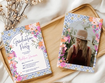 Mediterran Blue Tile Blumen Blumen Einladung zur Abschlussfeier - Klasse von 2025, druckbare Boho Pink Orange Wildblumen Grad Invite Vorlage