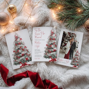 Puede incluir: Tarjetas de invitación de boda con un diseño de árbol de Navidad con lazos rojos y el texto "Tis the Season to be Married". Una tarjeta incluye una foto de la pareja. Las tarjetas están sobre una superficie blanca y esponjosa.