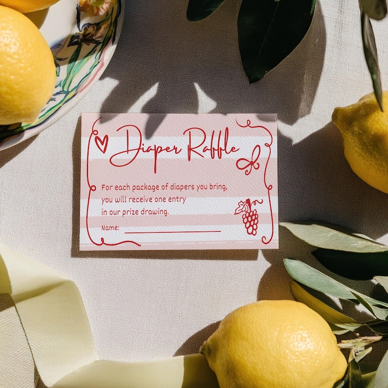 Puede incluir: Una tarjeta de Diaper Raffle a rayas rosas y blancas con escritura roja. La tarjeta incluye texto sobre un sorteo de premios y un espacio para un nombre. Limones y vegetaci&oacute;n rodean la tarjeta.