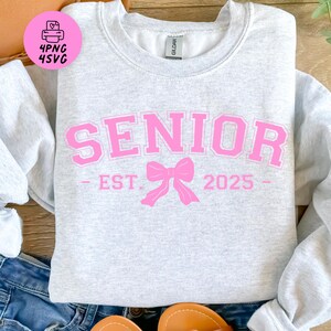 Senior 2025 Graduation Coquette Bow SVG Png, Coquette Senior Class Von 2025 SVG, Senior 2025 SVG, Senior Pink Bow, Gold High School Abschluss