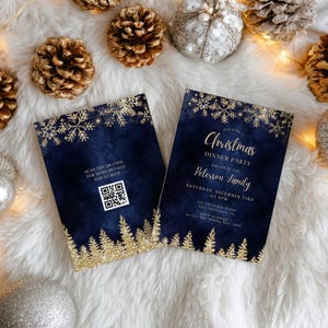 Può includere: Due inviti per una cena di Natale blu navy con dettagli glitterati dorati. Gli inviti presentano fiocchi di neve e alberi dorati, con il testo "Christmas Dinner Party" e il nome dell'ospite. Un invito include un codice QR.