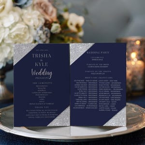 Può includere: Programma di nozze blu navy con dettagli glitterati argentati. Il programma elenca i dettagli della cerimonia, gli invitati e un messaggio di ringraziamento. I nomi Trisha e Kyle sono in evidenza.