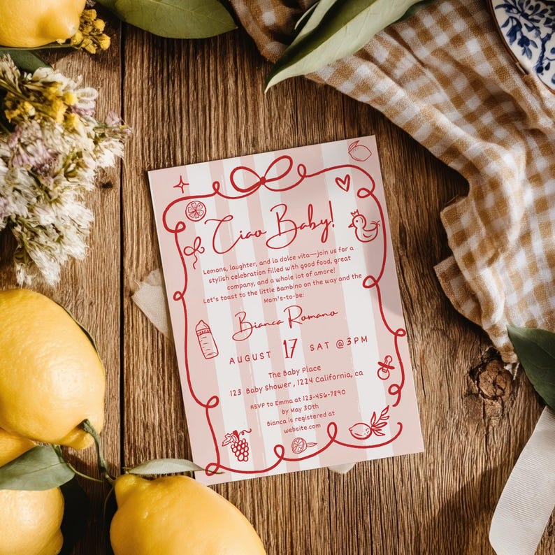 Puede incluir: Una invitaci&oacute;n a un baby shower con un dise&ntilde;o de rayas rosas y blancas, con el texto "Ciao Baby!" y los detalles del evento. La invitaci&oacute;n est&aacute; decorada con ilustraciones de limones y otros elementos, sobre una superficie de madera.