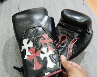 Handgefertigte Premium-Boxhandschuhe aus schwarzem Rindsleder mit einzigartigem Chrome Heart Cross Patch Design