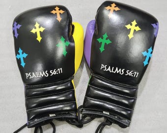 Christliche benutzerdefinierte handgemachte Boxhandschuhe 16 Unzen Psalmen 56: 11 Bibel-Vers-Handschuhe mit bunten Kreuzen Muster | Sparring, Training & MMA Zubehör