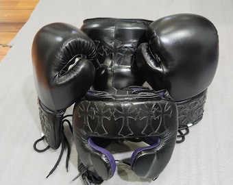 Benutzerdefinierte schwarze Leder Boxen Ausrüstung mit Chrom Herz Kreuzstich Design | Handschuhe + Kopfbedeckung | Sparring, MMA & Muay Thai Ausrüstung