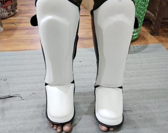 Benutzerdefinierte handgefertigte leichte Cosplay Rüstung Bein Stücke Set-weiß & schwarz Schienbeinschoner und Fuß Abdeckungen | Muay Thai, Kickboxen, Kampfsport
