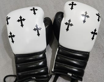 Aangepaste witte bokshandschoenen met blokkruis en chroom hart | Handgemaakte sparring- en trainingshandschoenen van echt rundleer | Pro-boksuitrusting van 16 oz