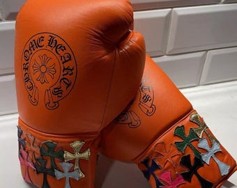 Handgefertigte orangefarbene Lederboxhandschuhe 16 Unzen mit Chrom-Herz-Kreuz-Design | Echte Sparrings-Handschuhe aus Rindsleder | Kundenspezifische Luxus-Schulungsausrüstung